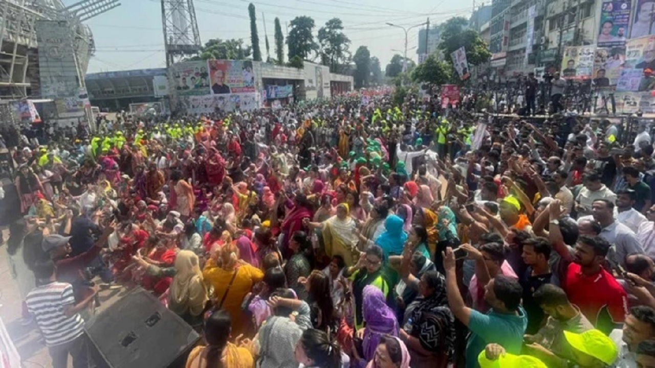 বায়তুল মোকাররম জাতীয় মসজিদের দক্ষিণ গেটের সামনে আওয়ামী লীগের শান্তি ও উন্নয়ন সমাবেশ শুরু হয়েছে। ছবি : সংগৃহীত