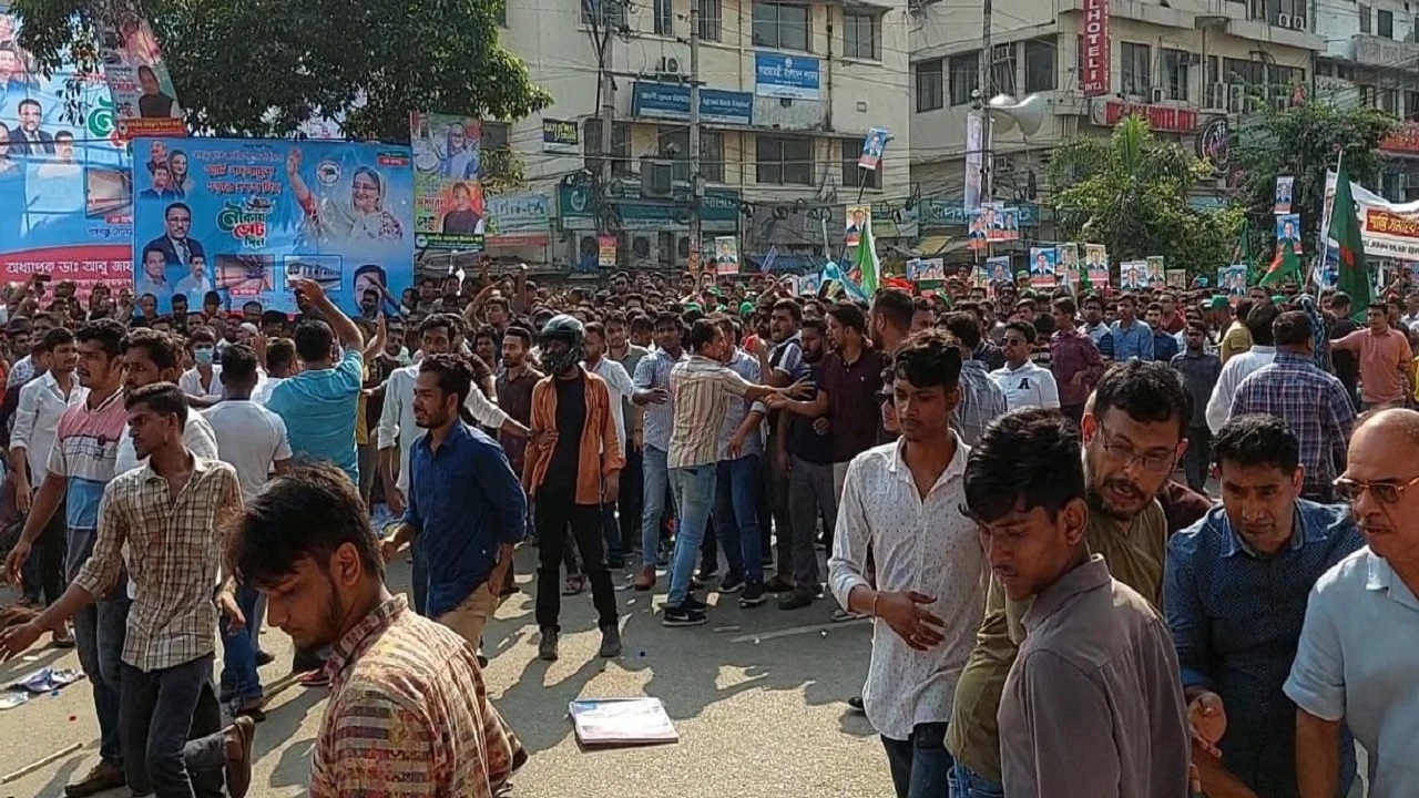 আওয়ামী লীগের শান্তি সমাবেশে উত্তেজিত ছাত্রলীগ নেতাকর্মীরা। ছবি : সংগৃহীত