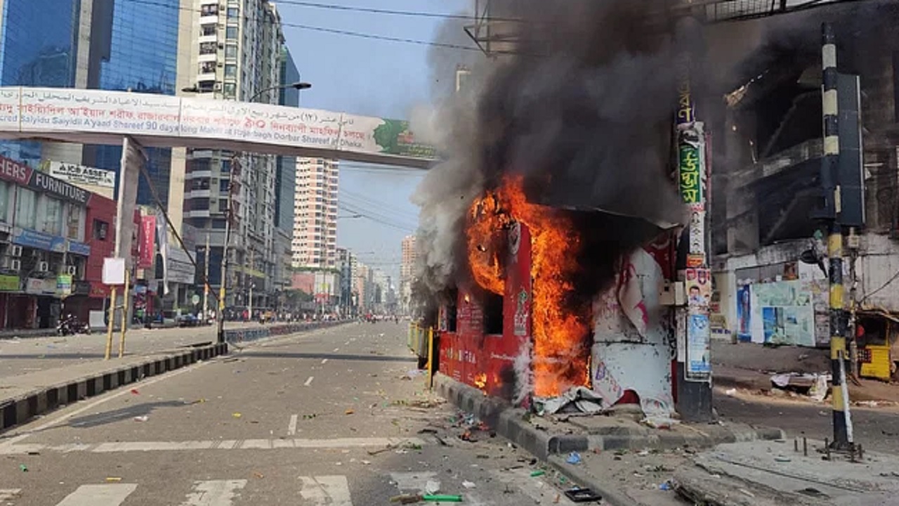 কাকরাইল মোড়ে একটি ট্রাফিক পুলিশ বক্সে আগুন দেওয়ার ঘটনা ঘটেছে। ছবি : সংগৃহীত