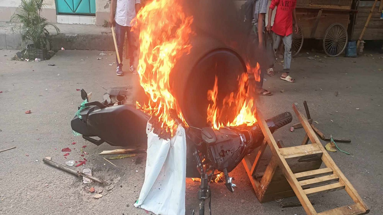 মোটরসাইকেলে আগুন।