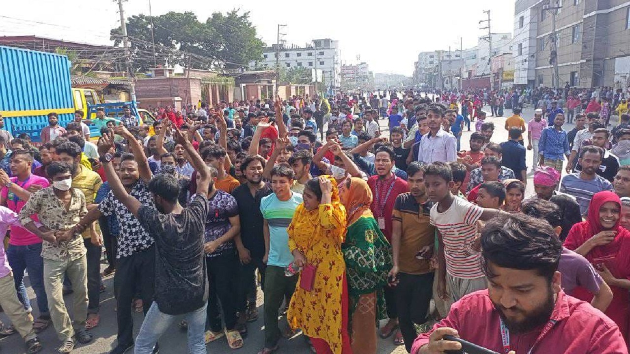 কলম্বিয়া পোশাক কারখানার শ্রমিকসহ আরও বেশ কয়েকটি কারখানার শ্রমিকরা একত্রিত হয়। ছবি : কালবেলা