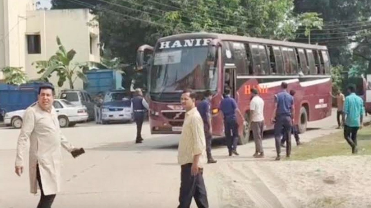 জামায়াতের নেতাকর্মীসহ জব্দ করা বাস। ছবি : কালবেলা