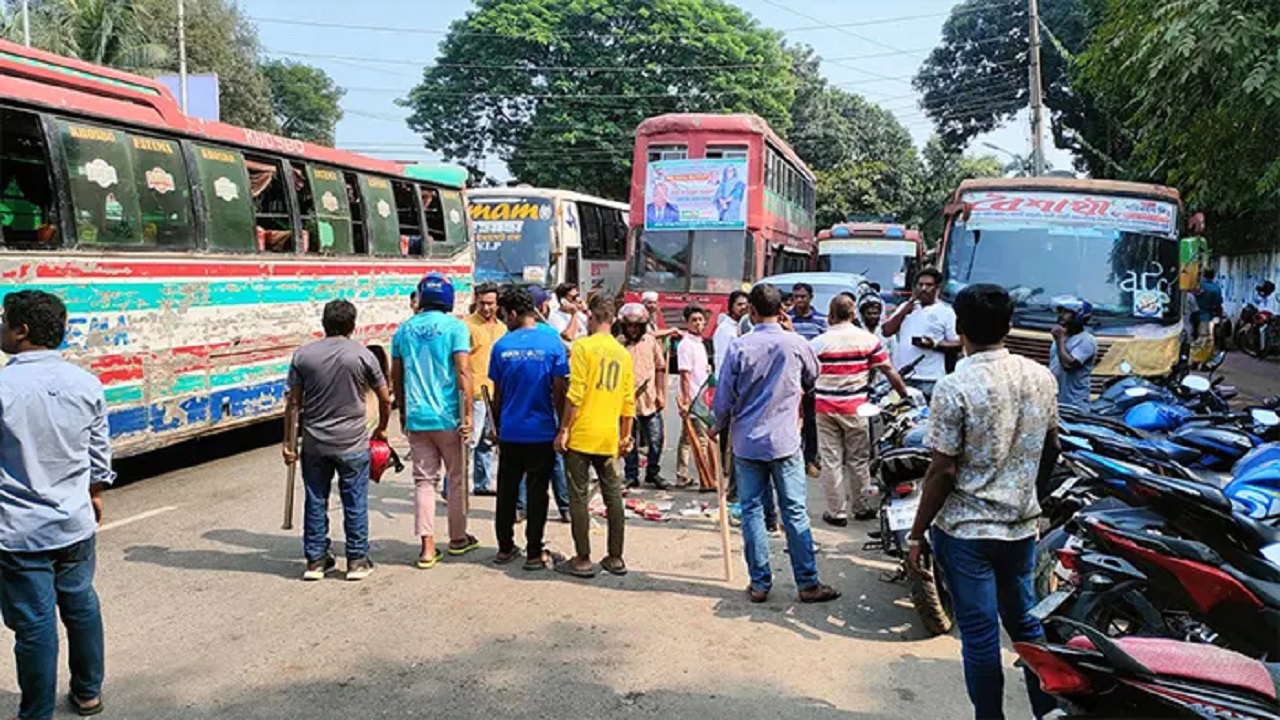ঢাকা বিশ্বদ্যিালয়ে লাঠি-সোটা নিয়ে ছাত্রলীগের মহড়া। ছবি : সংগৃহীত