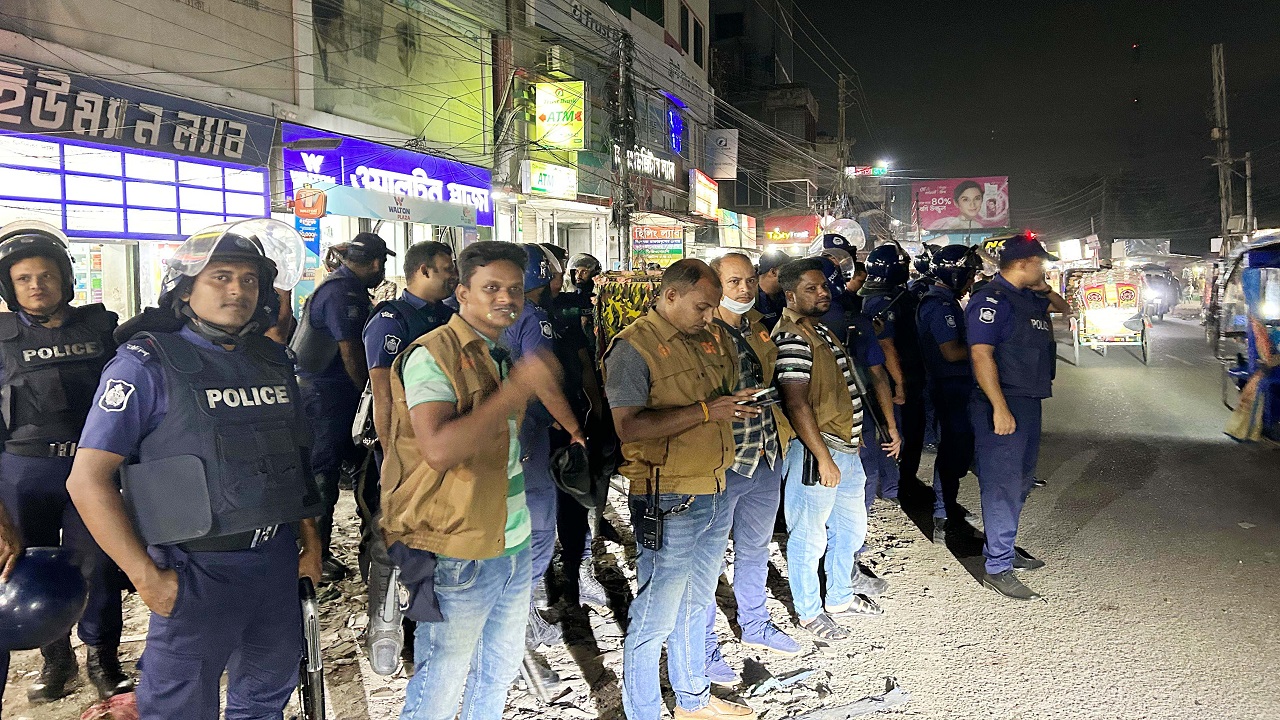 সুনামগঞ্জ পুরাতন বাস স্টেশনে আইনশৃঙ্খলা রক্ষাকারী বাহিনীর সদস্যদের সতর্ক অবস্থান। ছবি : কালবেলা