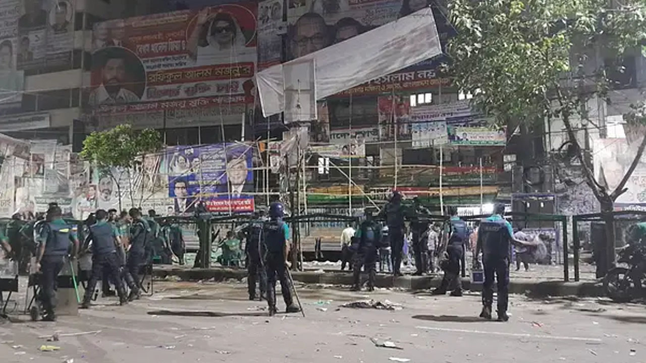 নয়াপল্টনে বিএনপির কেন্দ্রীয় কার্যালয়ের সামনে আইনশৃঙ্খলা বাহিনীর সদস্যদের অবস্থান। ছবি : সংগৃহীত