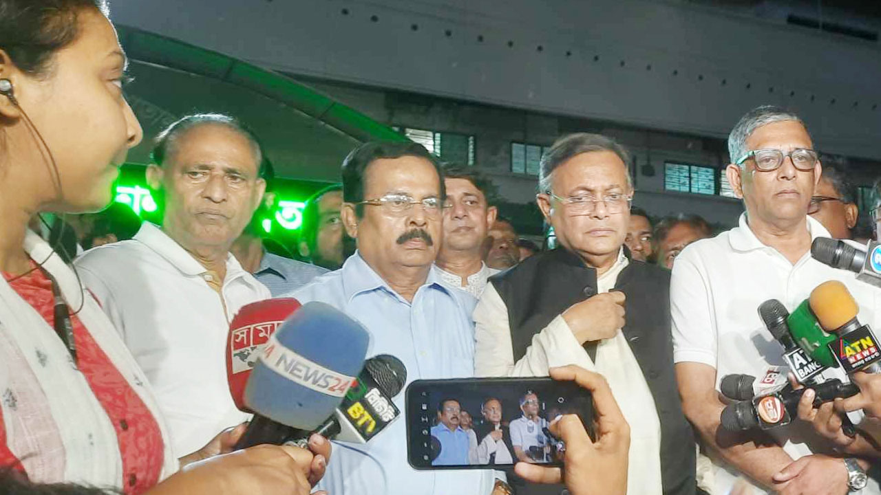 সমাবেশে আহতদের দেখতে ঢামেকে যান জাহাঙ্গীর কবির নানক। ছবি : সংগৃহীত
