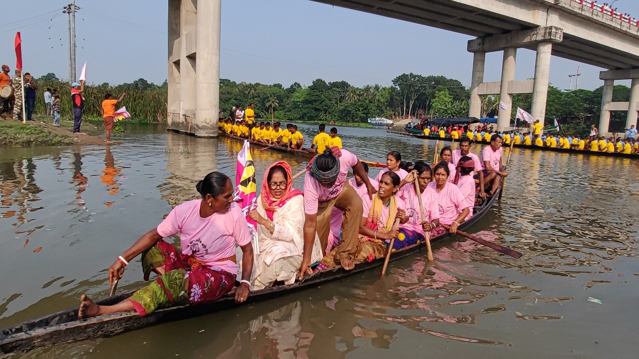 লোহাগড়ায় নৌকাবাইচ প্রতিযোগিতা অনুষ্ঠিত। ছবি : কালবেলা