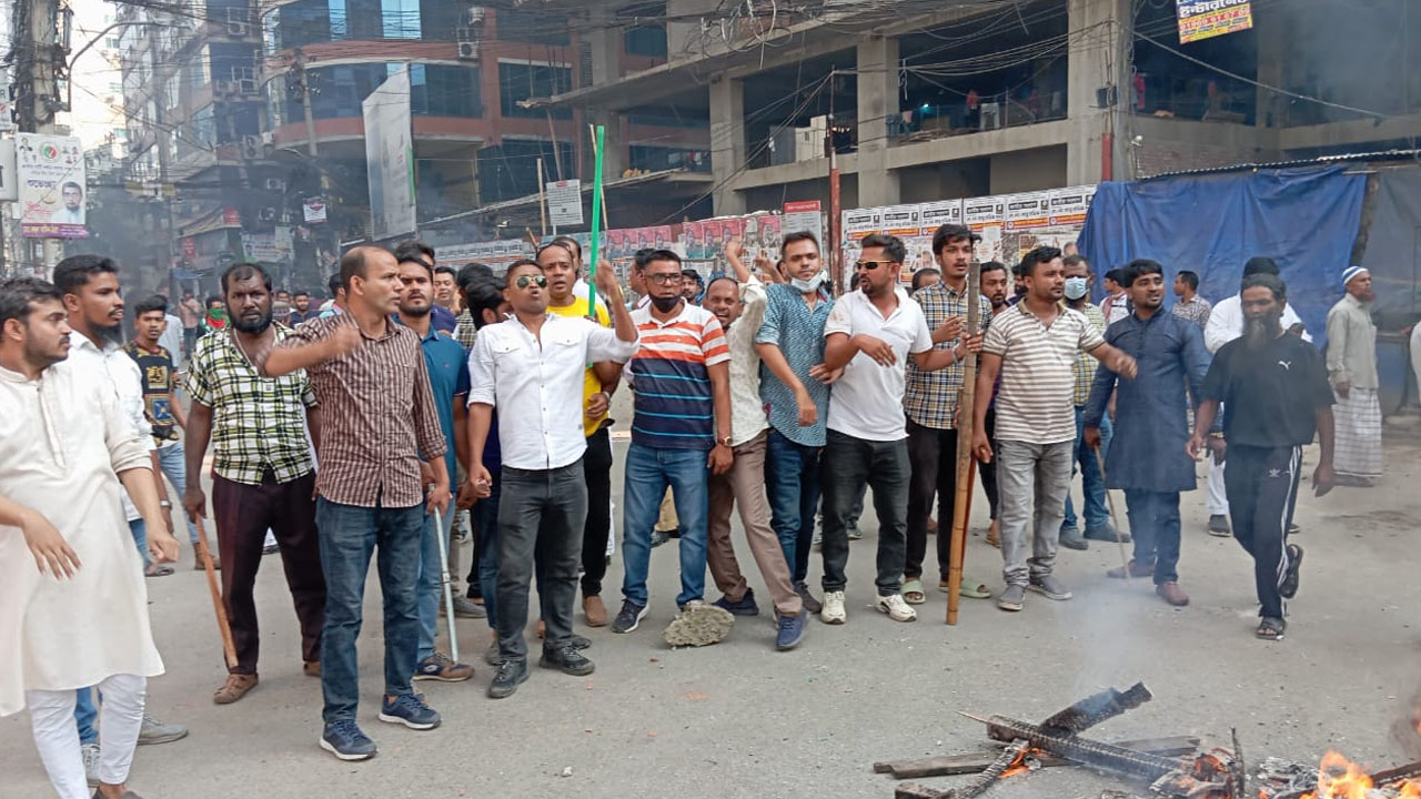 ঢাকায় পিকেটিং করেছে ছাত্রদল। ছবি : কালবেলা