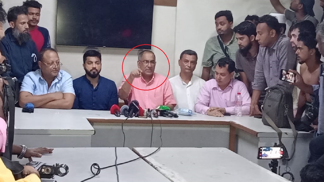 বিএনপি কার্যালয়ে রহস্যজনক ওই ব্যক্তি (লাল বৃত্ত চিহ্নিত)। ছবি : কালবেলা