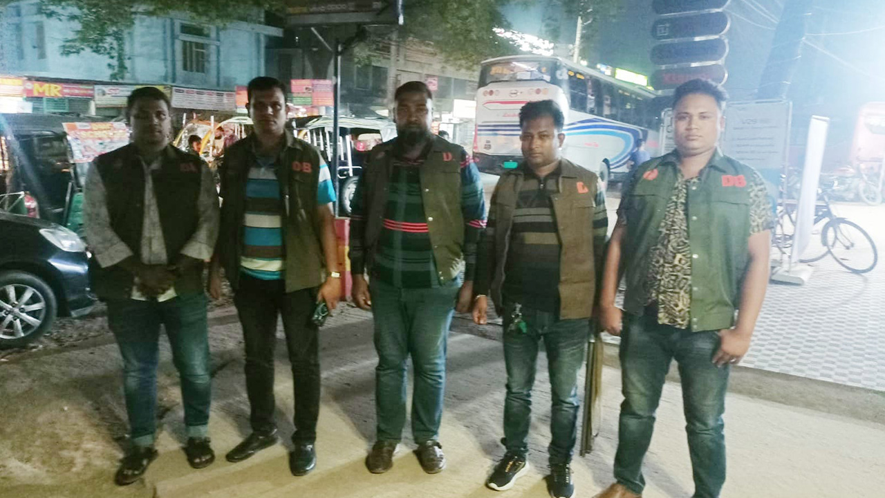 সাতক্ষীরায় সতর্ক অবস্থানে পুলিশ। ছবি : কালবেলা