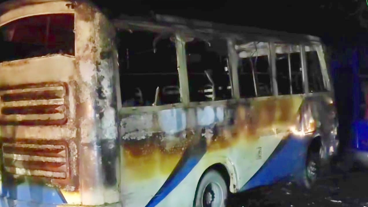 মুন্সীগঞ্জে দূর্বৃত্তের দেওয়া আগুনে পুড়ে যাওয়া বাস। ছবি : কালবেলা
