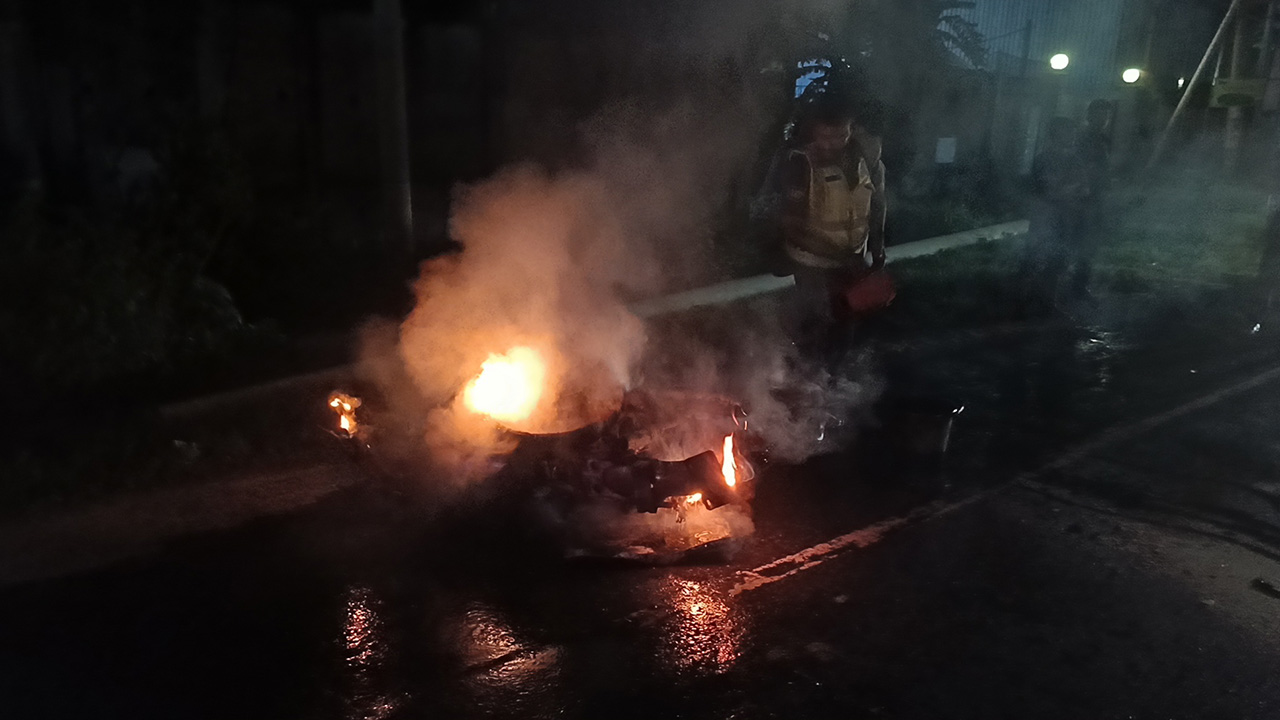 ঢাকা-সিলেট মহাসড়কে মোটরসাইকেলে আগুন। ছবি : কালবেলা