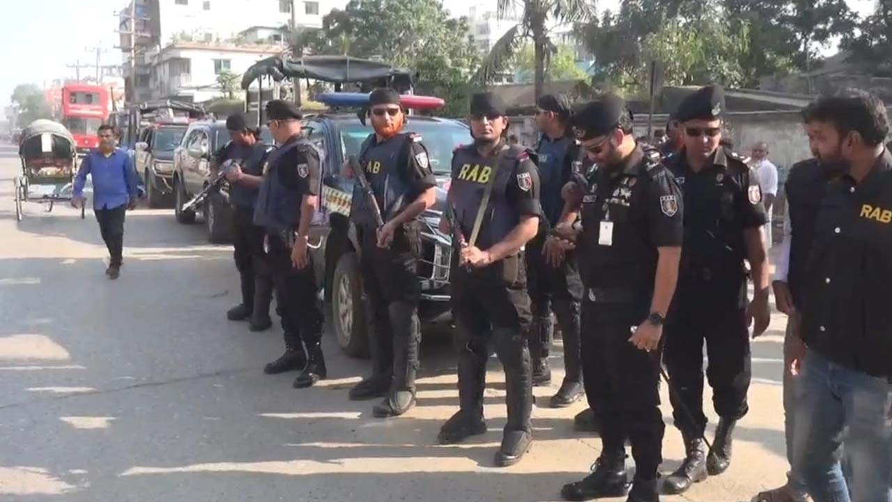 গাজীপুরের সড়কে র‌্যাব। ছবি : কালবেলা