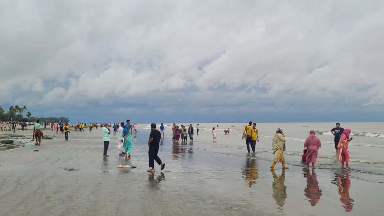 কুয়াকাটা সমুদ্রসৈকত। ছবি : কালবেলা