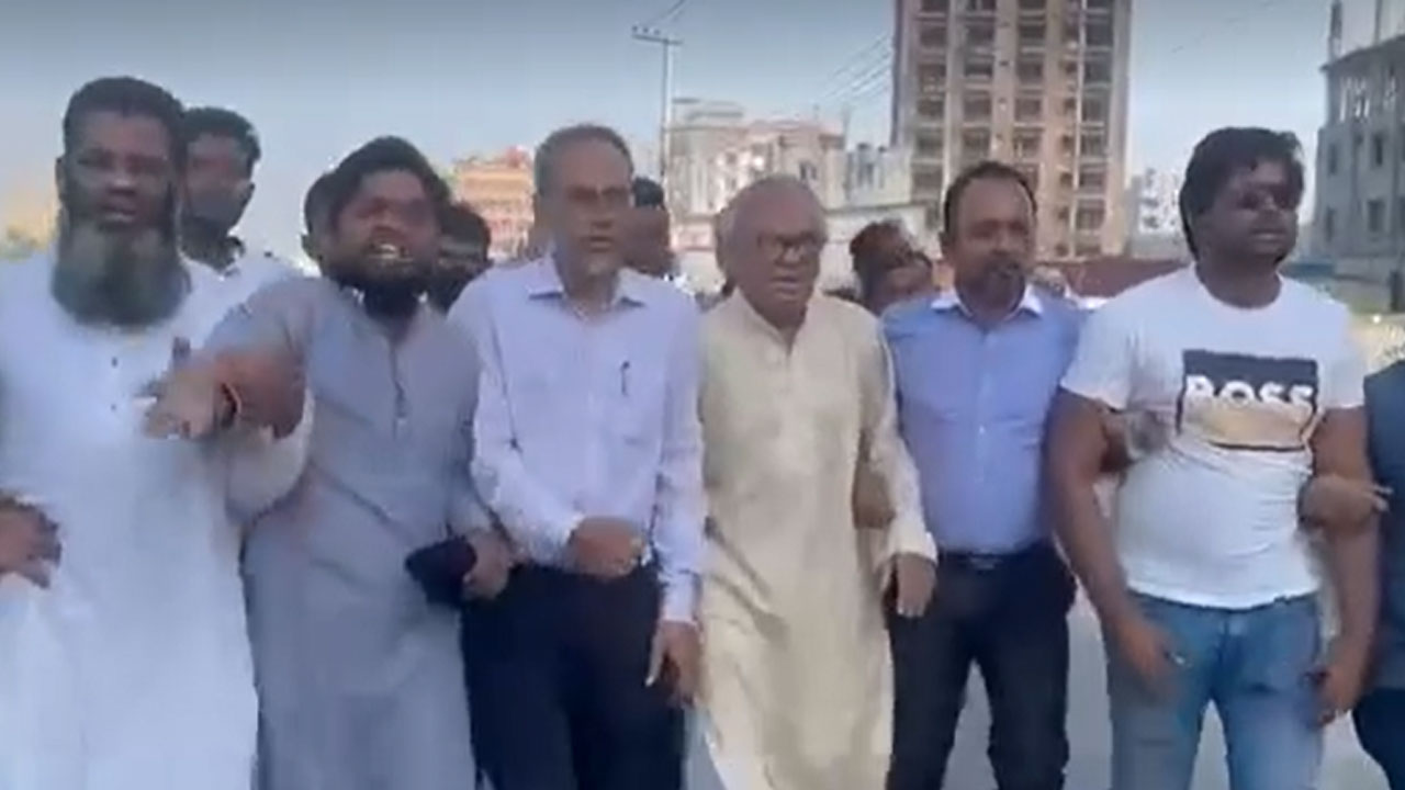 রিজভীর নেতৃত্বে ঢাকা নারায়ণগঞ্জ লিংক রোডে মিছিল। ছবি : সংগৃহীত