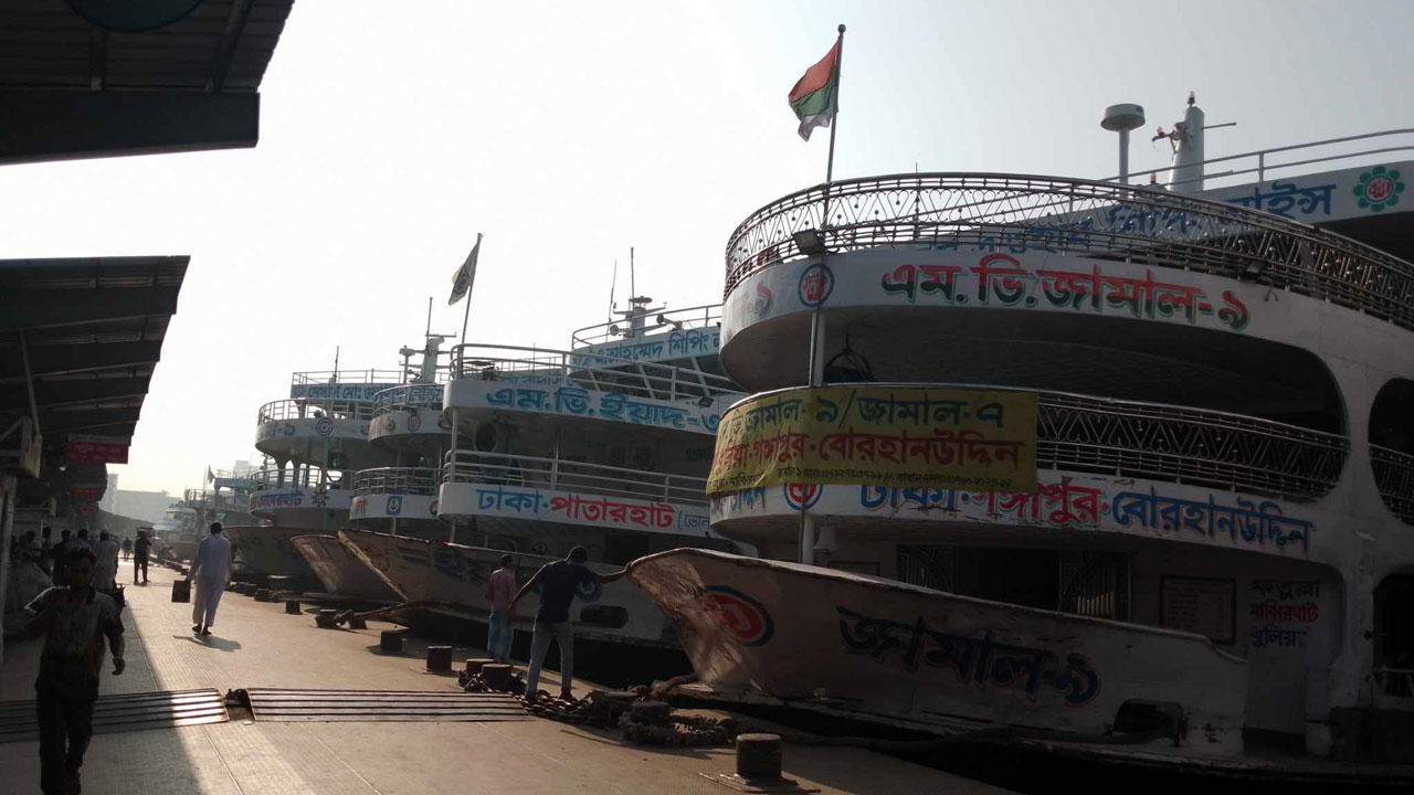 সদরঘাটে লঞ্চ চলাচল স্বাভাবিক। ছবি : কালবেলা