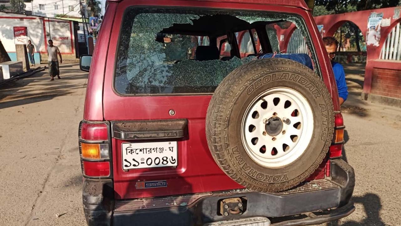 ইটনা ইউএনওর গাড়ি ভাঙচুর করা হয়। ছবি : কালবেলা