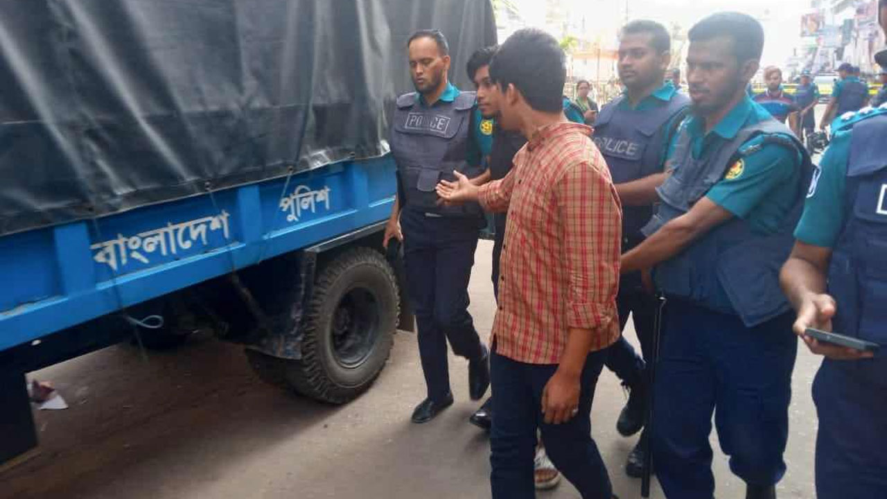 নয়াপল্টন থেকে আটককৃতদের নিয়ে যাওয়া হয়েছে। ছবি : কালবেলা
