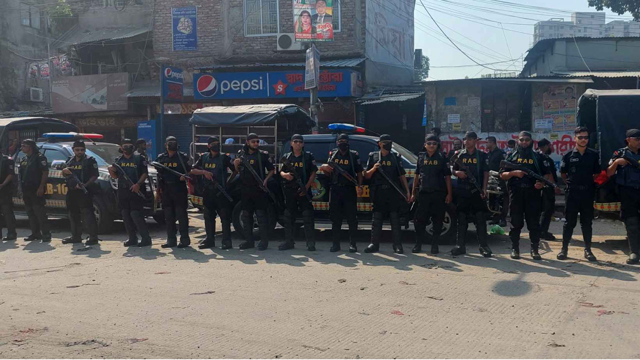 যাত্রাবাড়ী এলাকায় সতর্ক অবস্থানে আইনশৃঙ্খলা রক্ষাকারী বাহিনী। ছবি : কালবেলা