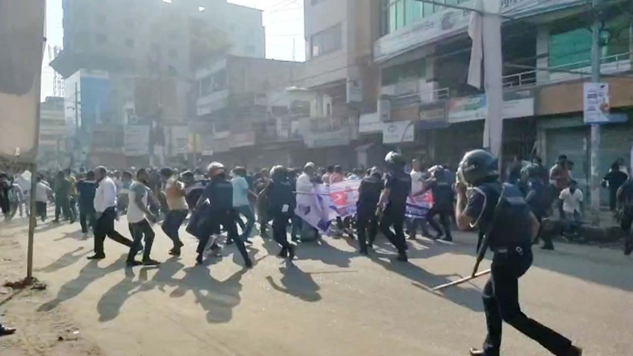 কুমিল্লায় হরতাল পালনে বিএনপির মিছিলে পুলিশের লাঠিচার্জ। ছবি : কালবেলা