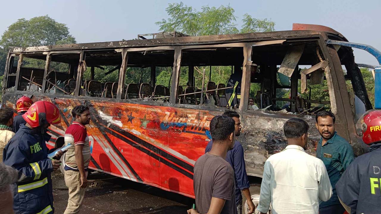 ঢাকা-আরিচা মহাসড়কে বাসের আগুন নেভায় ফায়ার সার্ভিস। ছবি : কালবেলা