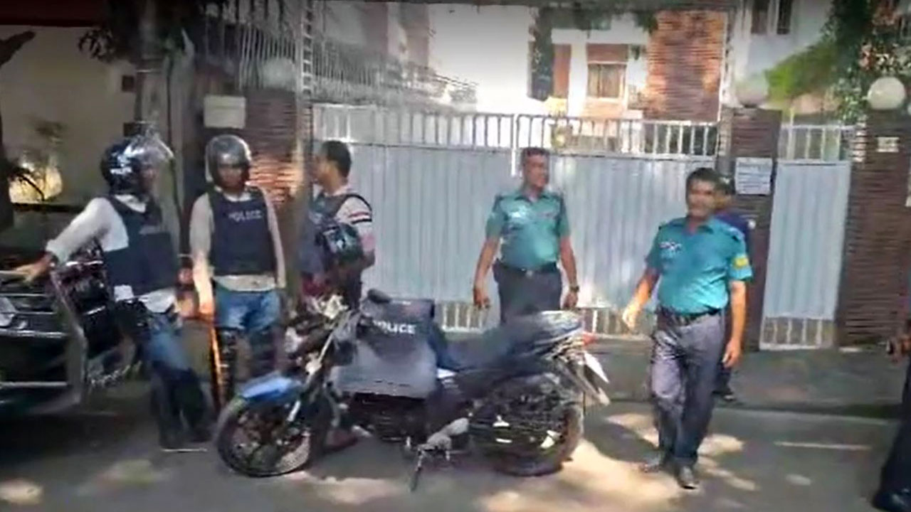 বিএনপির স্থায়ী কমিটির সদস্য আমীর খসরুর বাসায় পুলিশ। ছবি : কালবেলা