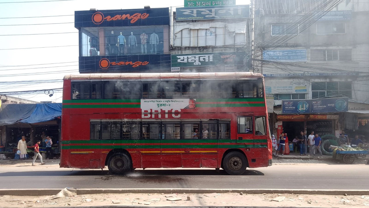 টঙ্গীতে বিআরটিসির দোতলা বাসে আগুন। ছবি : কালবেলা
