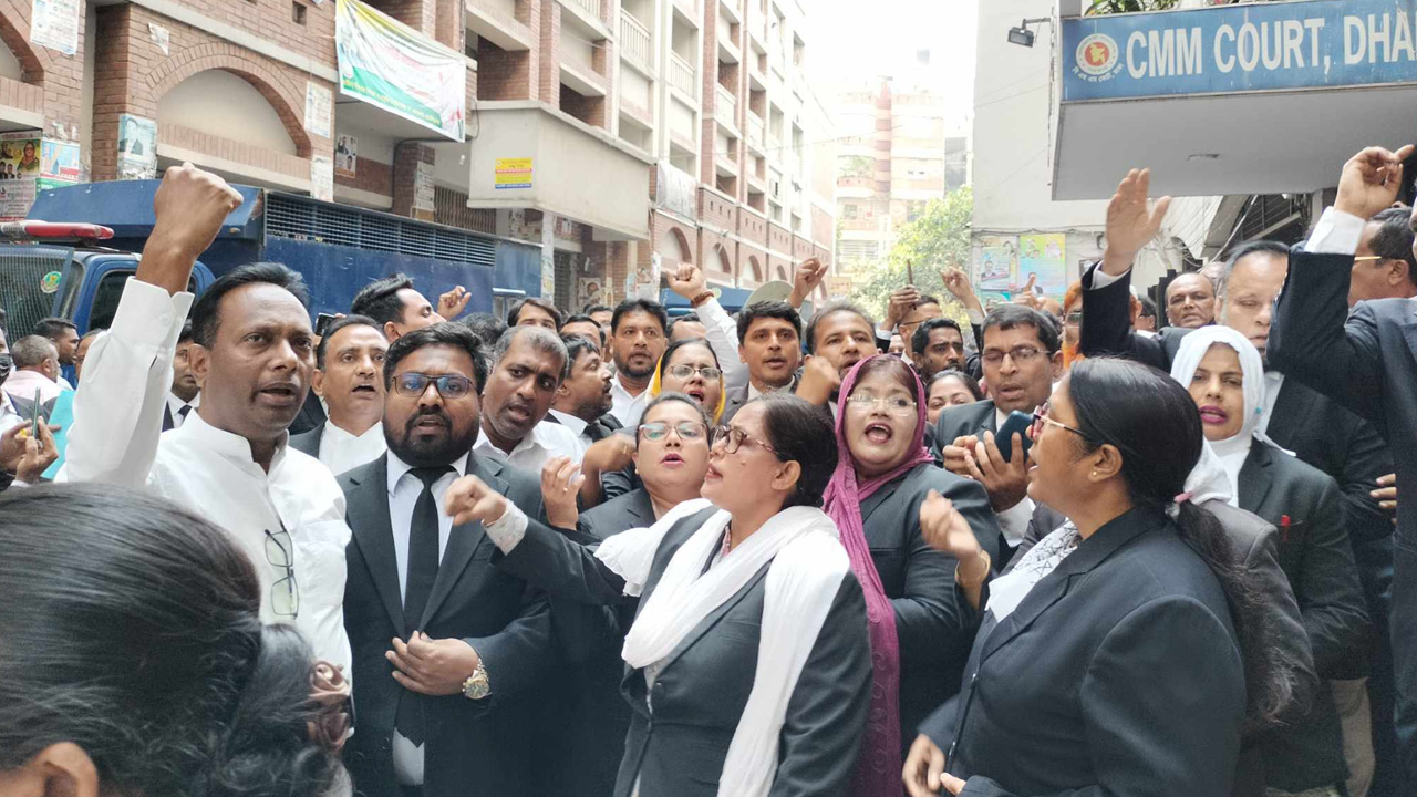 হরতালের সমর্থনে ঢাকার জজ কোর্ট এলাকায় মিছিল সমাবেশ করেন বিএনপিপন্থি আইনজীবীরা। ছবি : কালবেলা