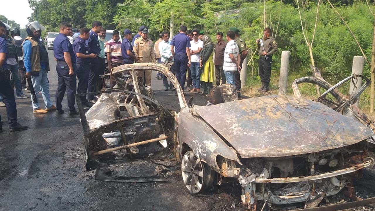 রাজশাহীতে আগুনে পুড়ে যাওয়া প্রাইভেটকার। ছবি : কালবেলা