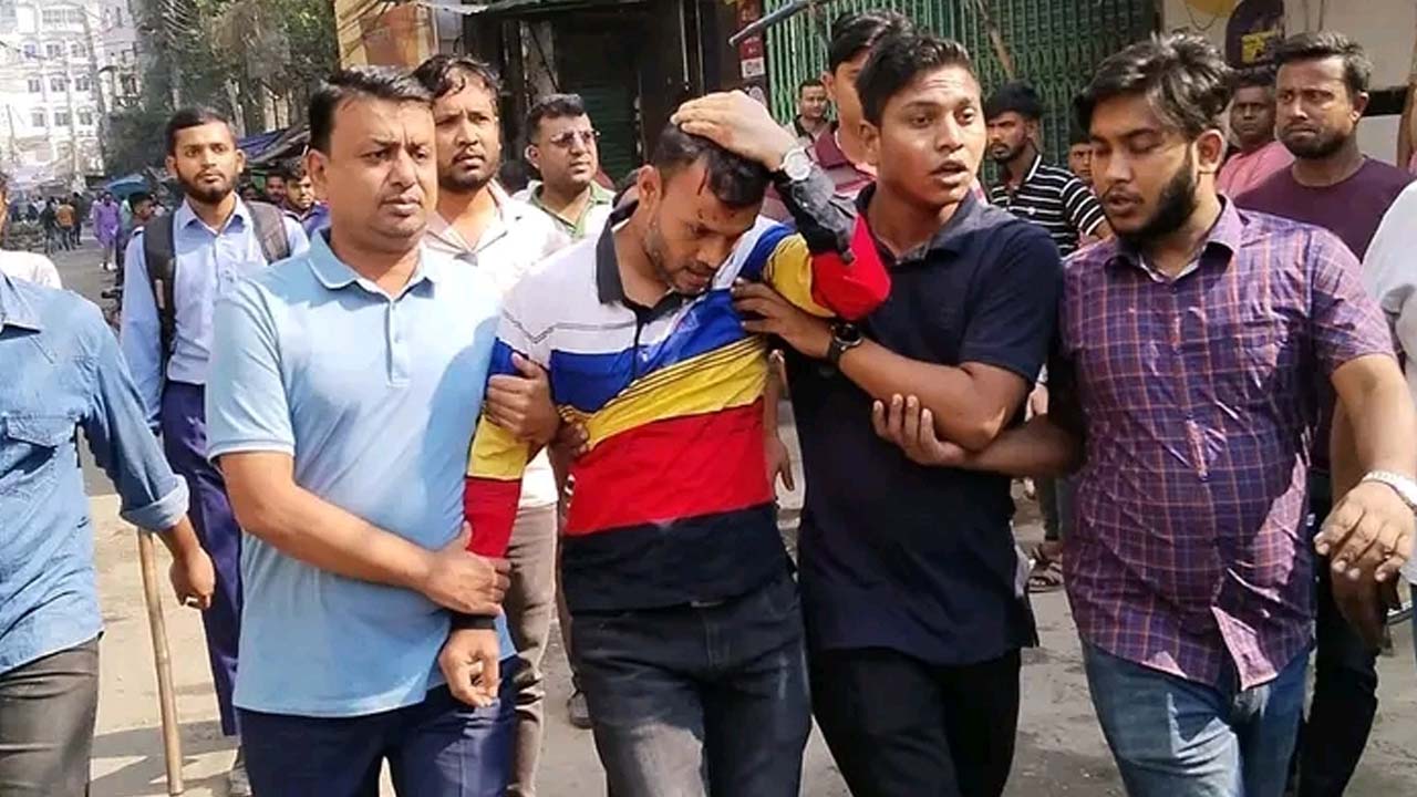 বগুড়ায় সংঘর্ষে আহত একজনকে ঘটনাস্থল থেকে সরিয়ে নিচ্ছেন সতীর্থরা। ছবি : কালবেলা