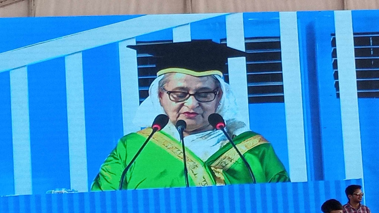 ঢাকা বিশ্ববিদ্যালয়ে আয়োজিত বিশেষ সমাবর্তনে বক্তব্য রাখছেন প্রধানমন্ত্রী শেখ হাসিনা। ছবি : কালবেলা