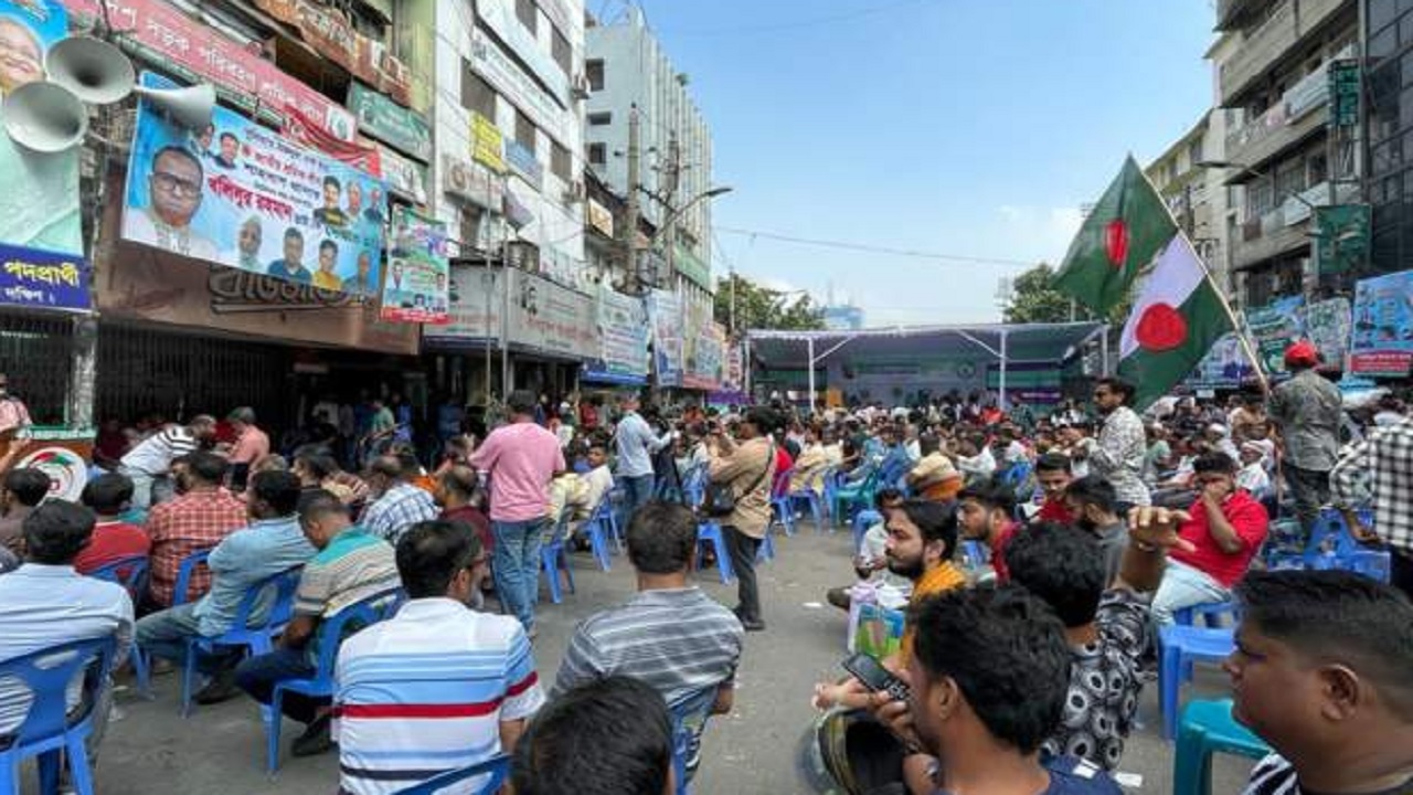 গুলিস্তানে বঙ্গবন্ধু অ্যাভিনিউতে হরতালবিরোধী সমাবেশ করছে আওয়ামী লীগ। ছবি : বিবিসি