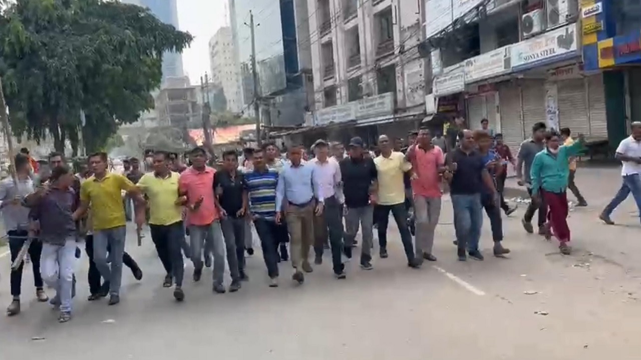 রাজধানীর দৈনিক বাংলা মোড়ে বিক্ষোভ মিছিল করেছে যুবদল। ছবি : কালবেলা