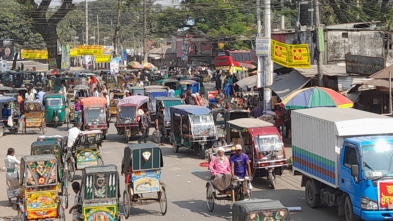 সিরাজগঞ্জ শহরে সীমিত যানবাহন চলাচল করেছে। ছবি : কালবেলা