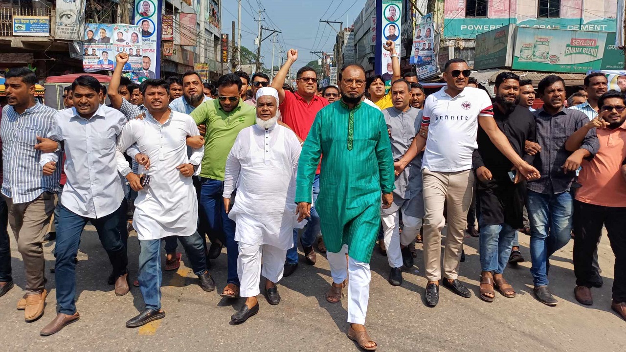রায়পুর শহরে হরতালের প্রতিবাদে বিক্ষোভ করছেন উপজেলা আওয়ামী লীগের নেতাকর্মীরা। ছবি : কালবেলা