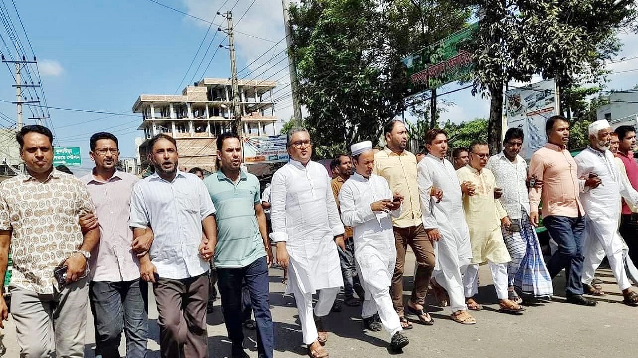 বিএনপির হরতাল প্রত্যাখ্যান করে শান্তি সমাবেশ ও মিছিল করেছেন কুলাউড়া আওয়ামী লীগের নেতাকর্মীরা। ছবি : কালবেলা