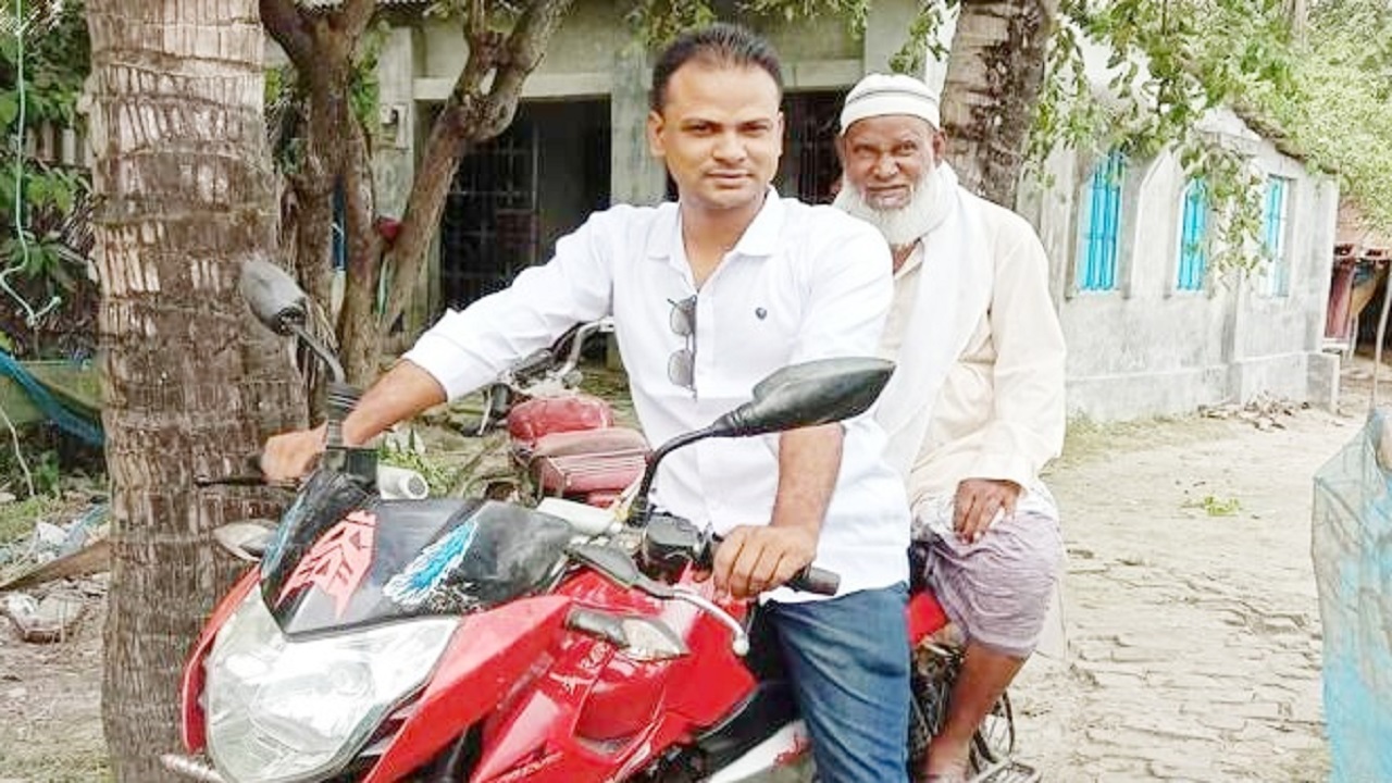 শ্যামনগর উপজেলা ছাত্রদলের আহ্বায়ক আব্দুল্লাহ আল কাইয়ুমের বাইকের পিছনে বাবা মো. লুৎফর রহমান। ছবি : সংগৃহীত