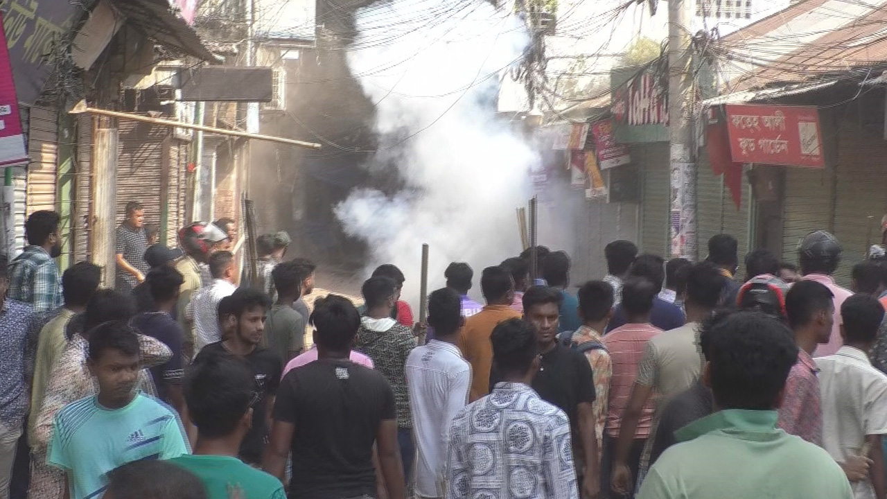 বগুড়া সদরের বাঘোপাড়া খোলার ঘরে মসজিদের মাইকে ঘোষণা দিয়ে পুলিশ সদস্যদের ওপর হামলা। ছবি : কালবেলা