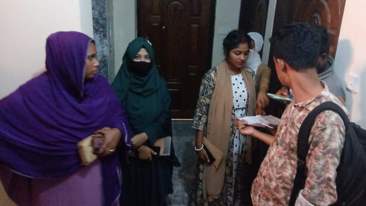 ‘ইনস্ট্যান্ড নুডল্স’ অফিসের সামনে বিক্ষোভ করেছেন প্রতারণার শিকার নারী-পুরুষরা। ছবি : কালবেলা