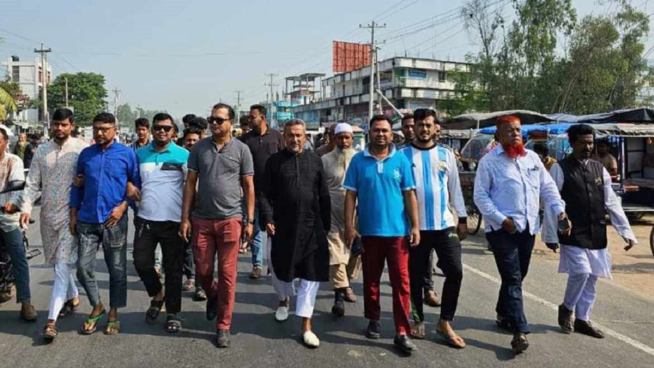 মহাসড়কে অবস্থান নিয়ে হরতালবিরোধী বিক্ষোভ করছেন আওয়ামী লীগের নেতাকর্মীরা। ছবি : কালবেলা