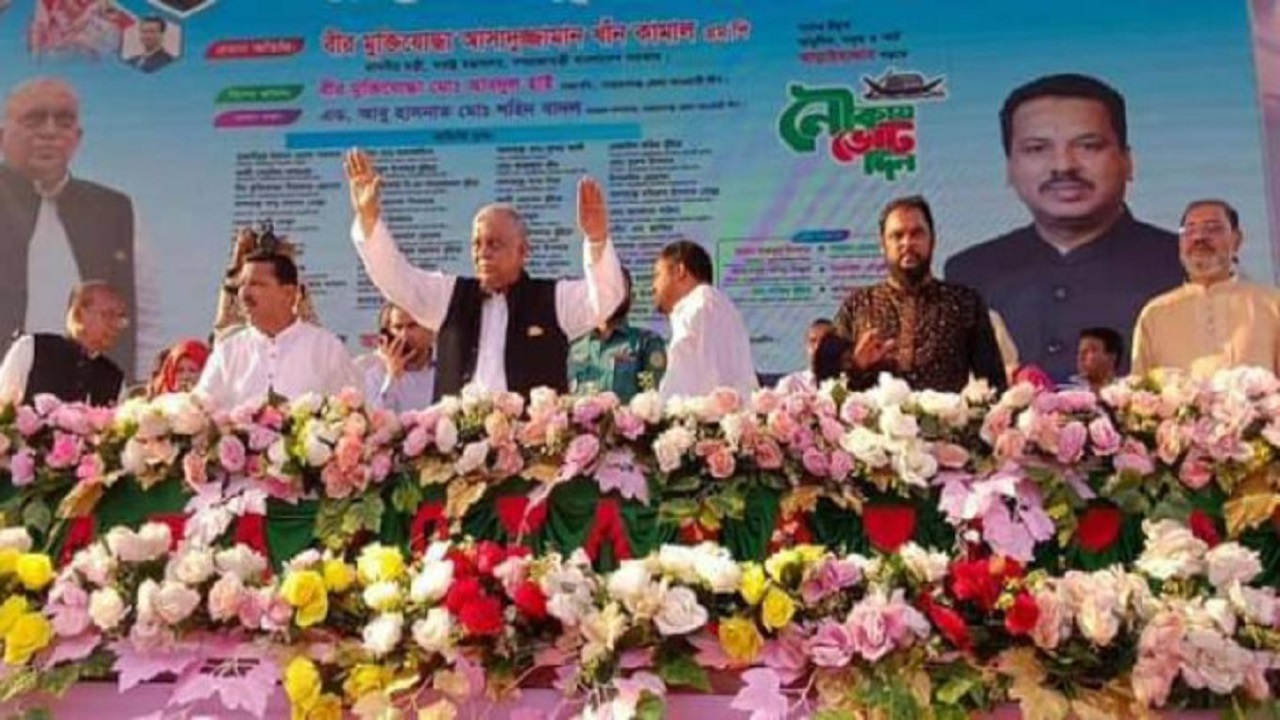 আড়াইহাজারে আওয়ামী লীগের শান্তি সমাবেশে স্বরাষ্ট্রমন্ত্রী আসাদুজ্জামান খান কামাল। ছবি : কালবেলা