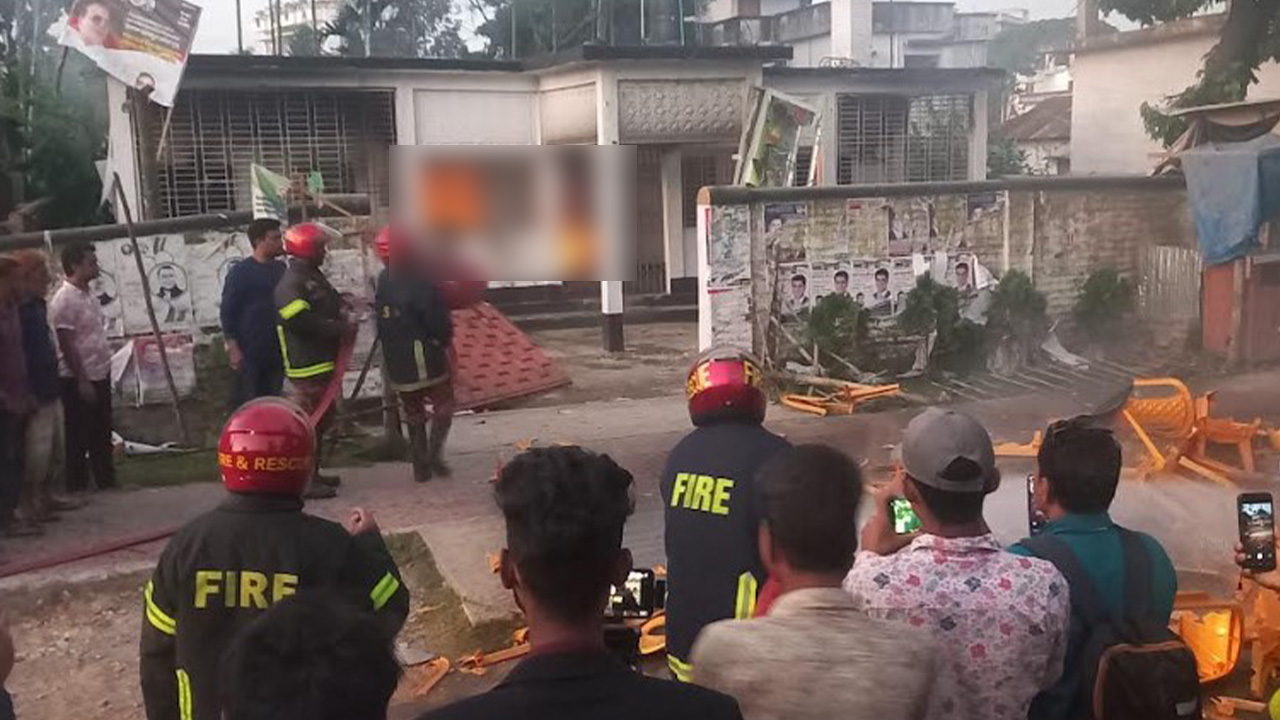 লালমনিরহাটে স্বেচ্ছাসেবক লীগ নেতা হত্যার প্রতিবাদে বিএনপির কার্যালয়ে আগুন। ছবি : কালবেলা