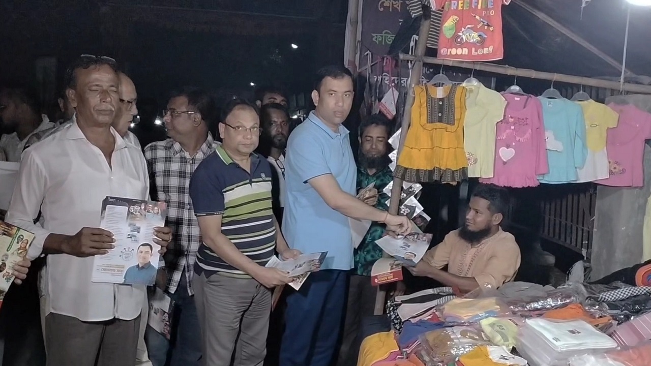 গৌরীপুর পৌর শহরে লিফলেট বিতরণ করছেন উপজেলা আওয়ামী লীগের সাধারণ সম্পাদক সোমনাথ সাহা। ছবি : কালবেলা