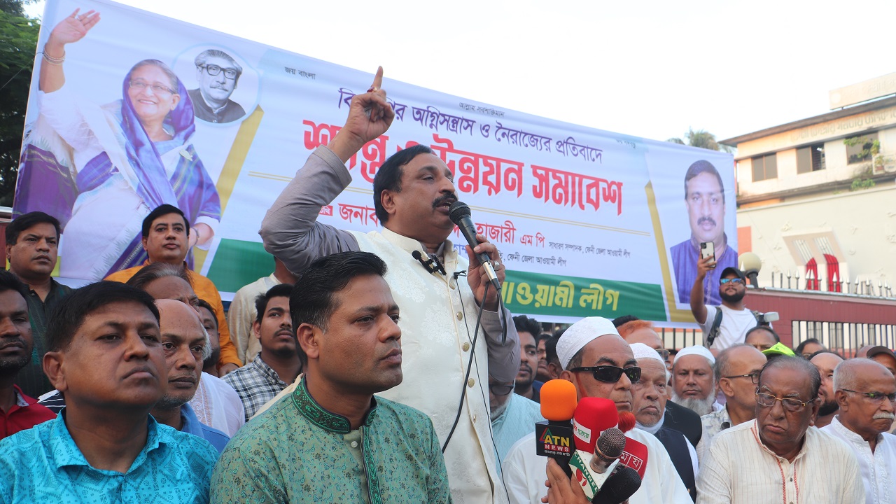 শান্তি সমাবেশে বক্তব্য দিচ্ছেন ফেনী-২ আসনের সংসদ সদস্য ও জেলা আওয়ামী লীগের সাধারণ সম্পাদক নিজাম উদ্দিন হাজারী। ছবি : কালবেলা