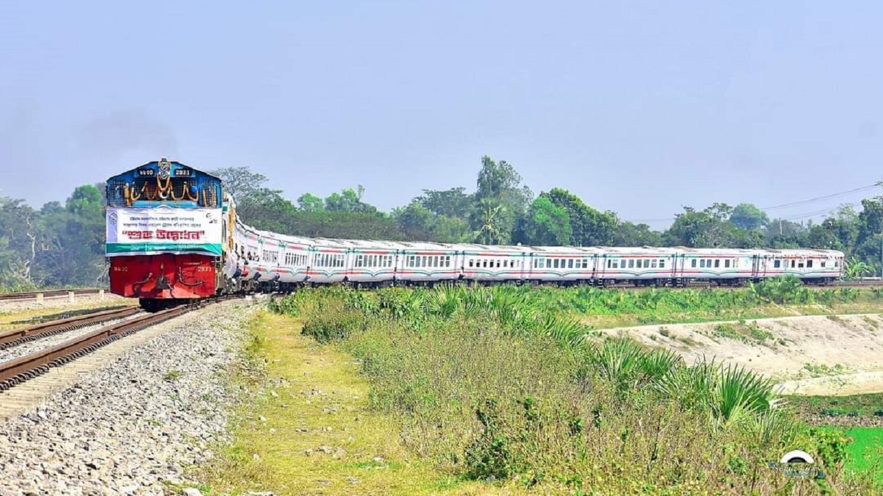 আন্তঃনগর বিজয় এক্সপ্রেস ট্রেন। ছবি : কালবেলা