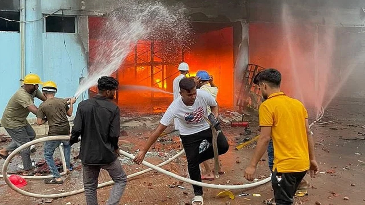 কোনাবাড়ি এলাকায় পোশাক কারখানার আগুন নিয়ন্ত্রণে কাজ করছেন ফায়ার সার্ভিসের কর্মীরা। ছবি : সংগৃহীত
