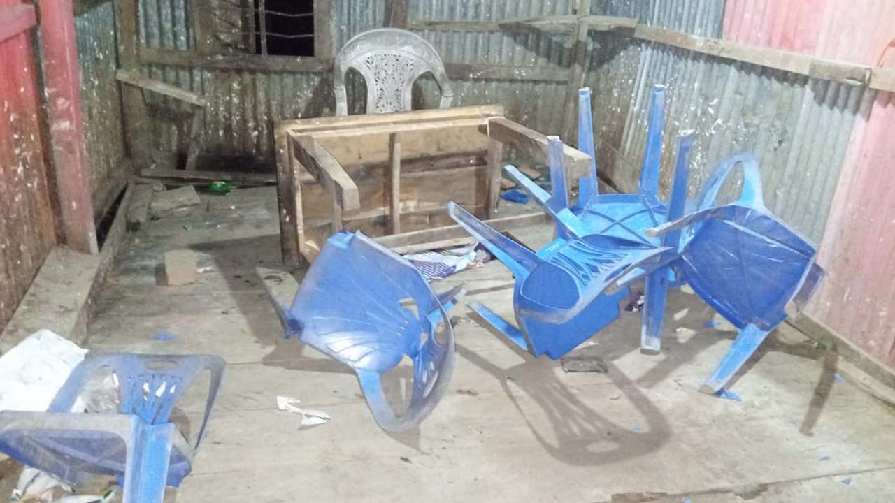 ভাঙচুরের পর পটুয়াখালীর রাঙ্গাবালীতে ওয়ার্ড আওয়ামী লীগের কার্যালয়। ছবি : কালবেলা