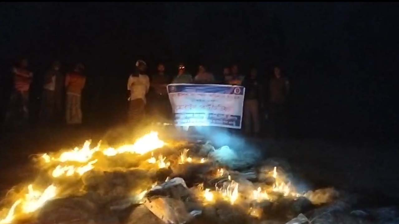 জব্দ করা কারেন্ট জাল পুড়িয়ে ফেলা হয়। ছবি : কালবেলা