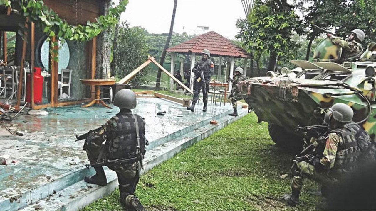 হলি আর্টিজানে জঙ্গিবিরোধী ‘অপারেশন থান্ডারবোল্ট’ পরিচালনায় প্যারা কমান্ডো বাহিনী। ছবি: আইএসপিআর