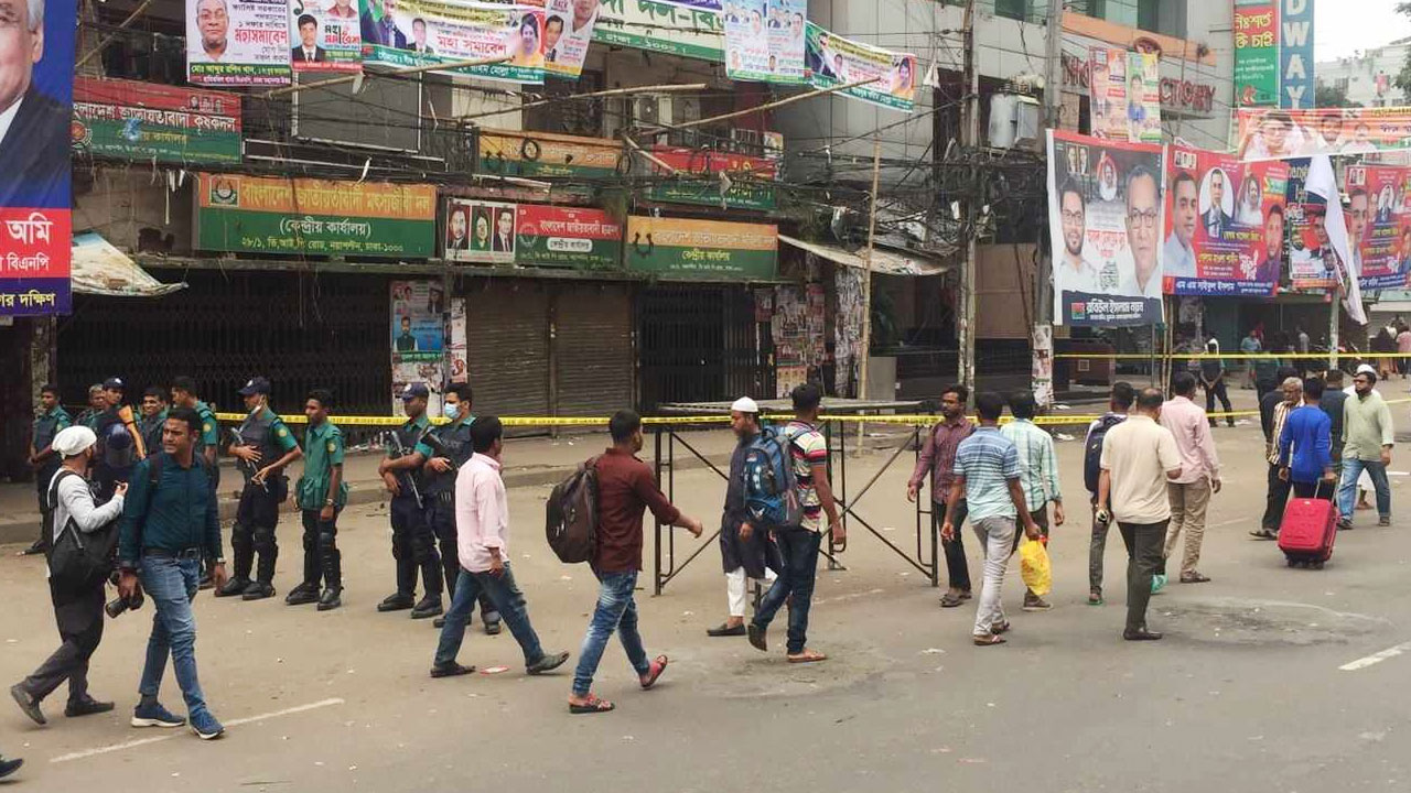 বিএনপির নয়াপল্টনের কেন্দ্রীয় কার্যালয়ের সামনে অতিরিক্ত পুলিশ। ছবি : কালবেলা